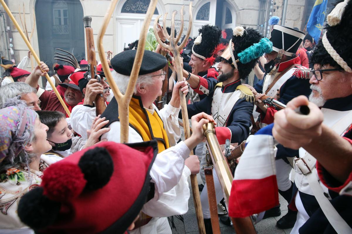 Los vigueses abarrotan las calles del Casco Vello en el día grande de la Reconquista