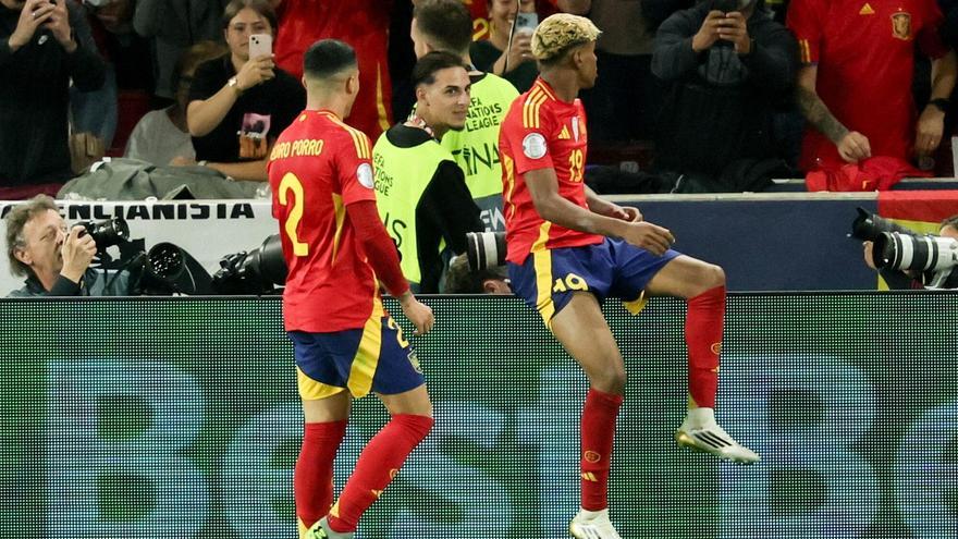 Lamine Yamal celebra su gol en el Espa?a-Francia de la Nations League 2025