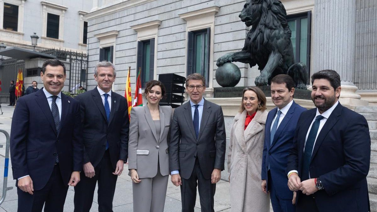 Feijóo con varios de sus presidentes autonómicos en el Congreso de los Diputados.