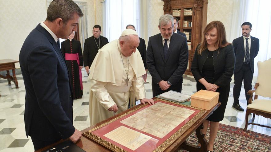 Un pedazo de historia de Canarias de regalo para el papa Francisco