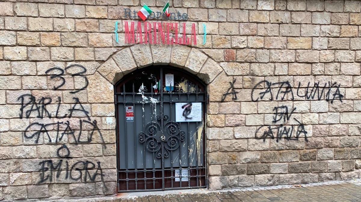Pintadas y acoso contra una pizzeria de Barcelona por atender en espanol  restaurante Marinella