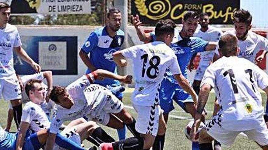 Una acción del último partido que la Peña Deportiva jugó ante el Tamaraceite, en el que logró el ascenso.