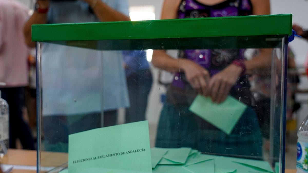 Urnas con las papeletas donde los andaluces ejercen su derecho al voto.
