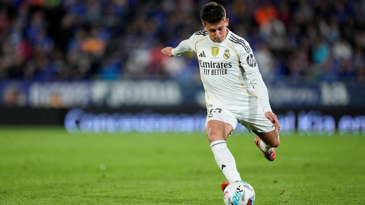 Arda Guler, jugador del Real Madrid, een una acción de un partido reciente.