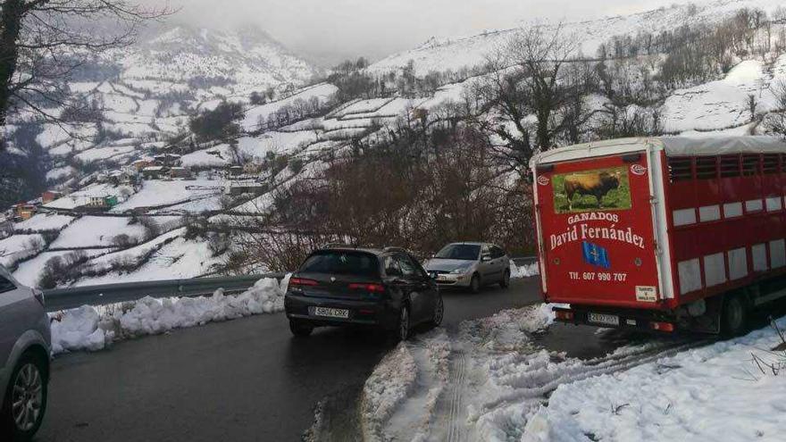 Coches y camiones atascados, ayer, en la subida al Angliru.