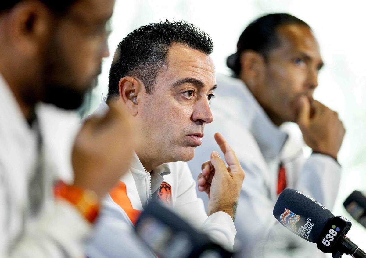 Netherlands' head coach Xavi Hernandez (C) and Netherlands' defender Virgil van Dijk (R) give a press conference during the team's preparations for upcoming UEFA Nations League football matches at the KNVB Campus in Zeist on September 23, 2026. (Photo by Koen van Weel / ANP / AFP) / Netherlands OUT. Netherlands OUT
