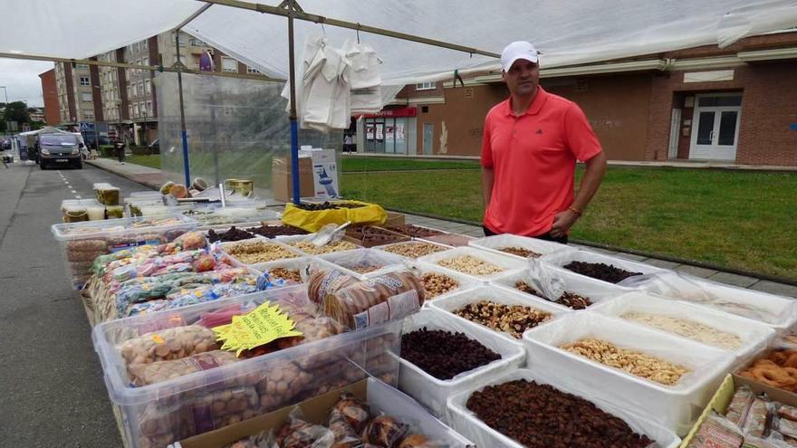 Luis Peña, en su puesto de frutos secos, aceitunas y golosinas en El Berrón.