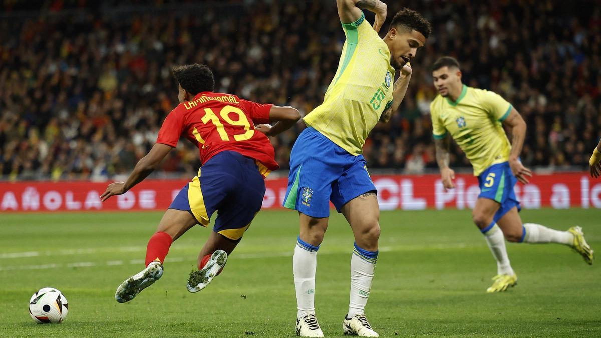 Lamine Yamal cae en la jugada del penalti provocado por João Gomes en el España-Brasil del Bernabéu.