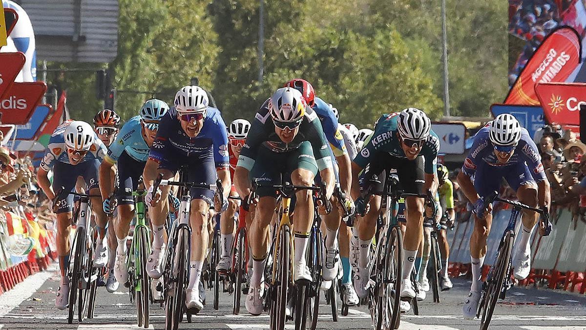Llegada al esprint a la meta en Córdoba de la etapa de la Vuelta a España en 2024.