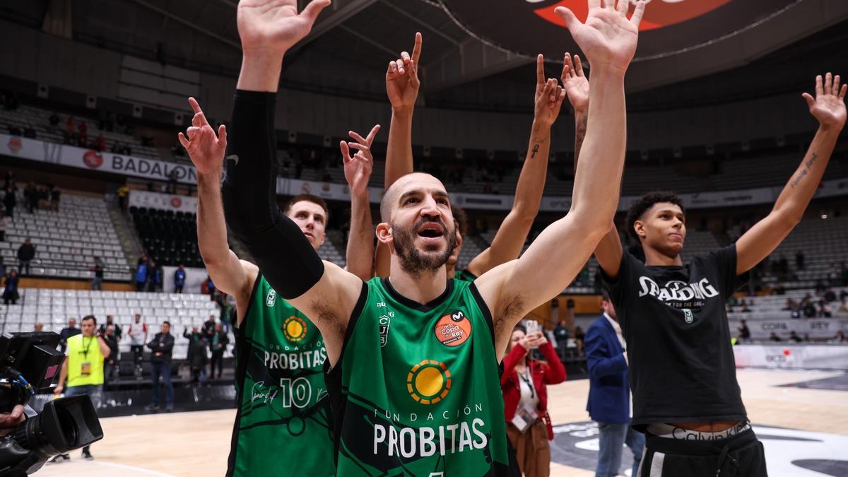 Los jugadores del Joventut celebraron la victoria con la afición del Olímpic