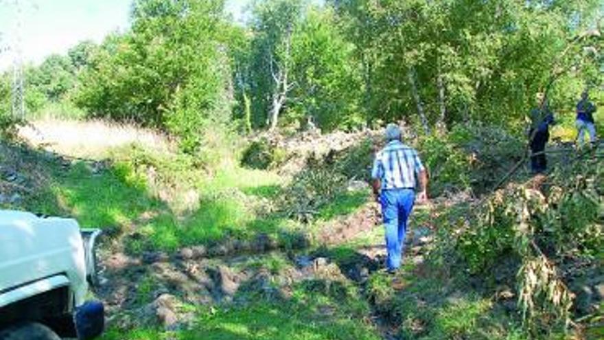 Vecinos de Requejo recorren el paraje donde irá la escombrera.