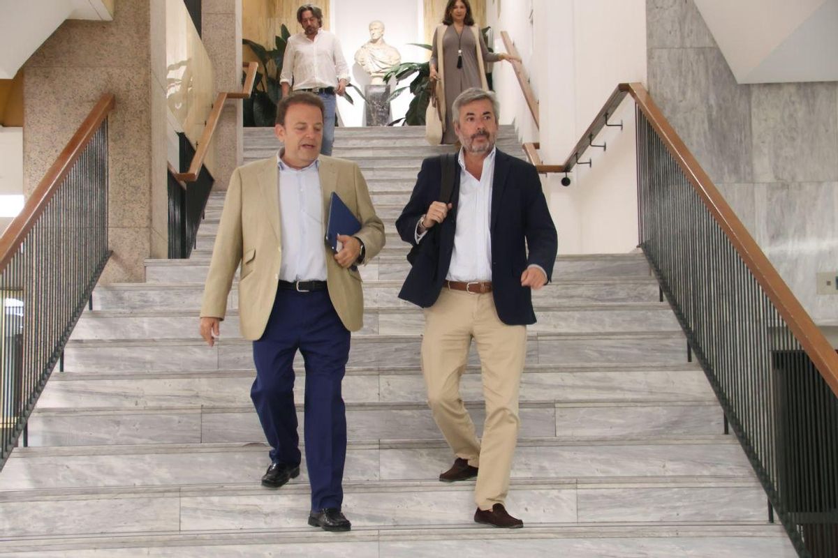 Julián Urbano y Miguel Ángel Torrico, antes de la rueda de prensa sobre la verbena de Santa Marina.