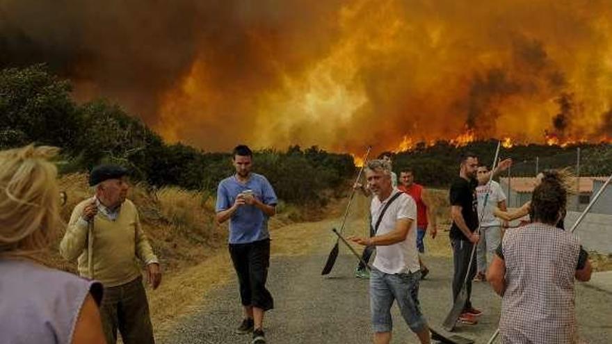 Vecinos frente a la última oleada de incendios en Galicia. // FdV