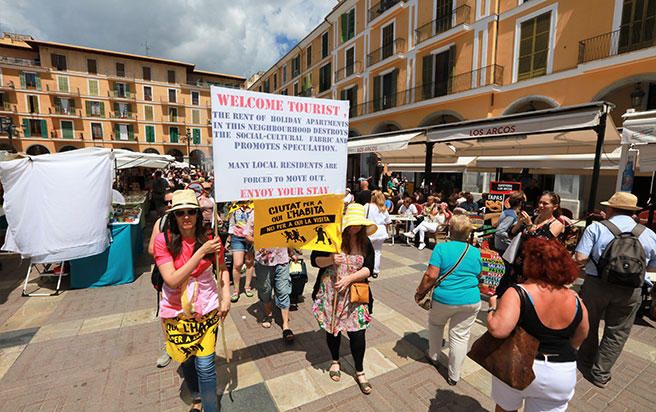 Más de 200 'guiris' protestan contra el turismo masivo