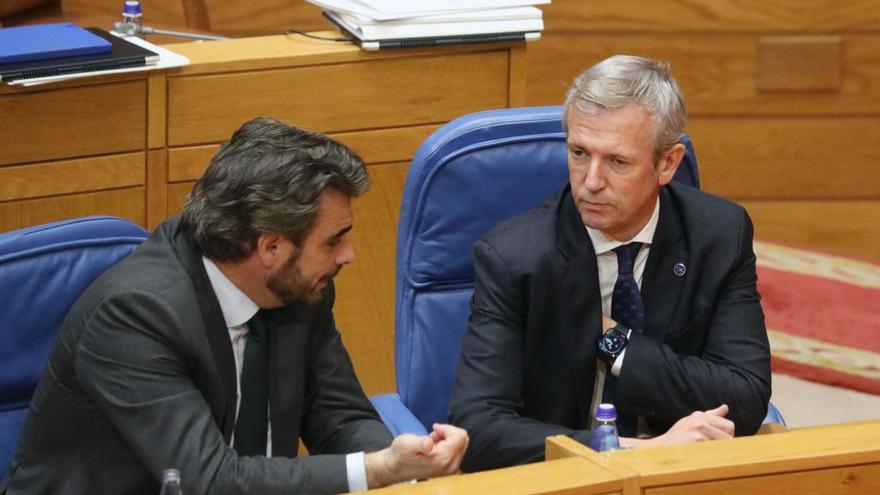 Diego Calvo y Alfonso Rueda, en el Parlamento. |   // XOÁN ÁLVAREZ