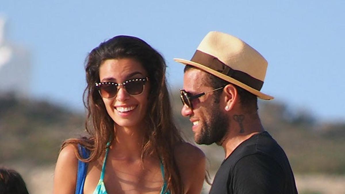 Dani Alves se reencuentra con su novia Joana Sanz en la playa