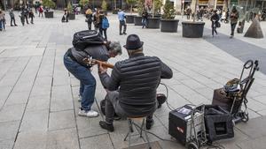 Músicos tocando en la plaza Nova.