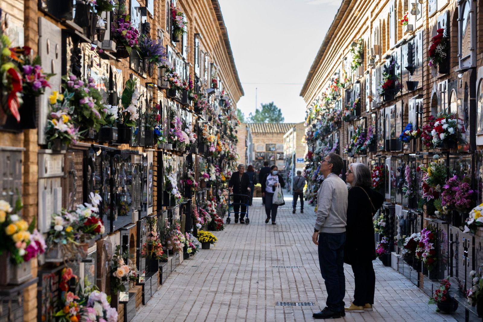 Normalidad y mucho control policial en el cementerio de Torrent en el primer aniversario del tiroteo