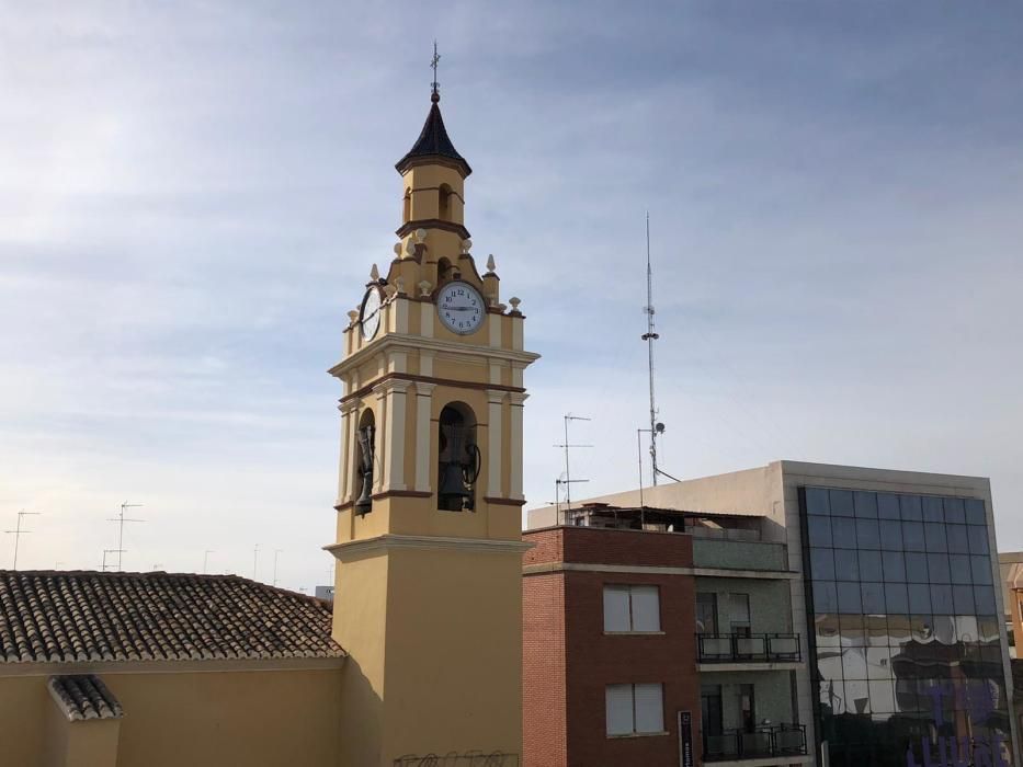 Vista general del campanario con el reloj de Picassent.