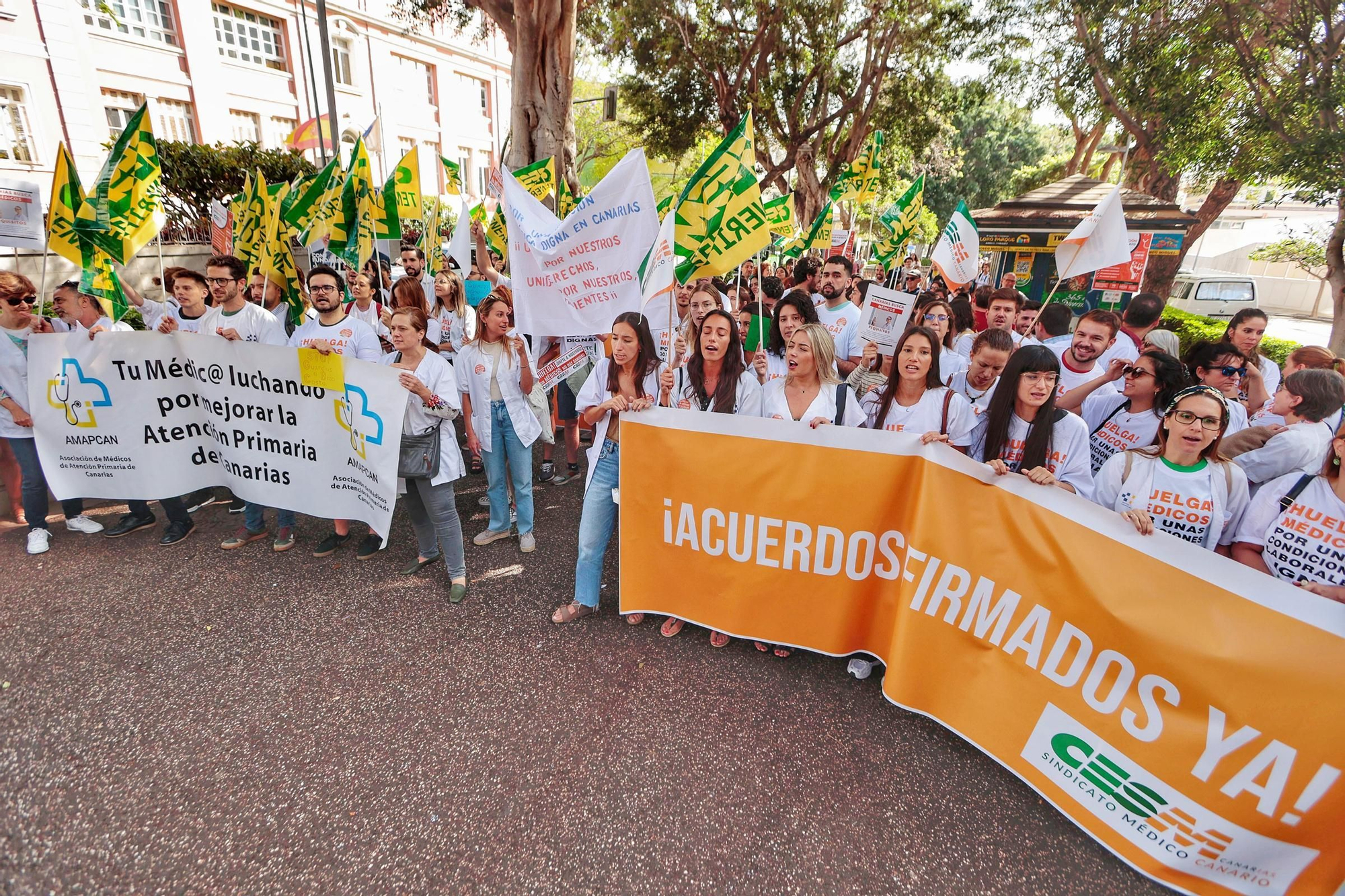 Primera jornada de huelga de médicos en Canarias. Manifestación en el exterior de la sede de la Consejería de Sanidad.