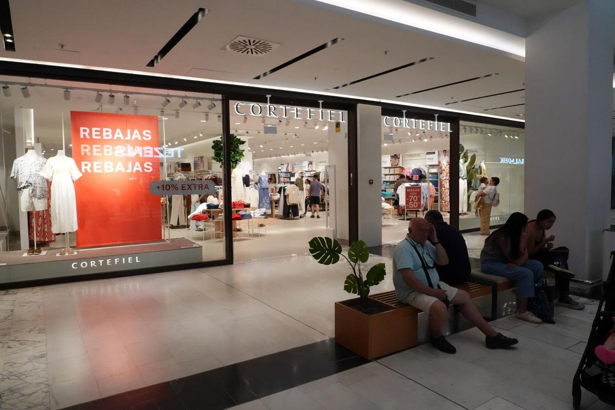 CASTELLON. CC SALERA. APERTURA DE LA TIENDA DE ROPA CARTEFIEL.
