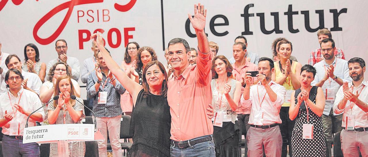 Armengol con Pedro Sánchez el día que fue elegida por segunda vez líder del PSIB.