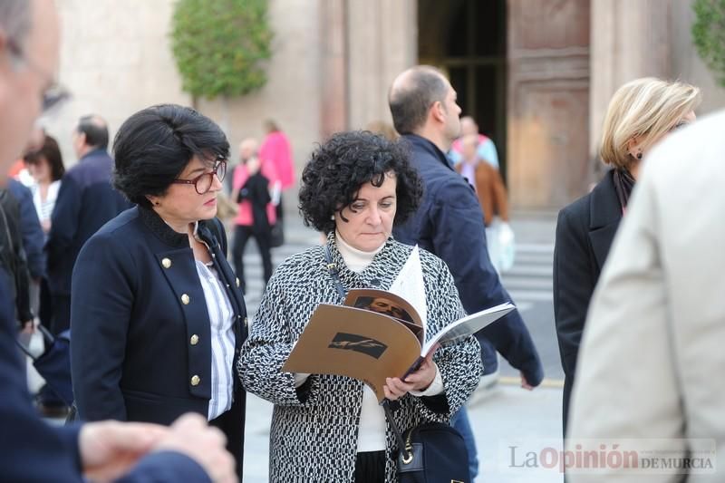 Reparto de monas en la Plaza de San Agustín de Murcia