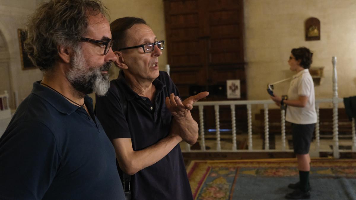 Pepe Galiana, en el centro de la imagen, con polo de color negro, durante uno de los ensayos en Santa María