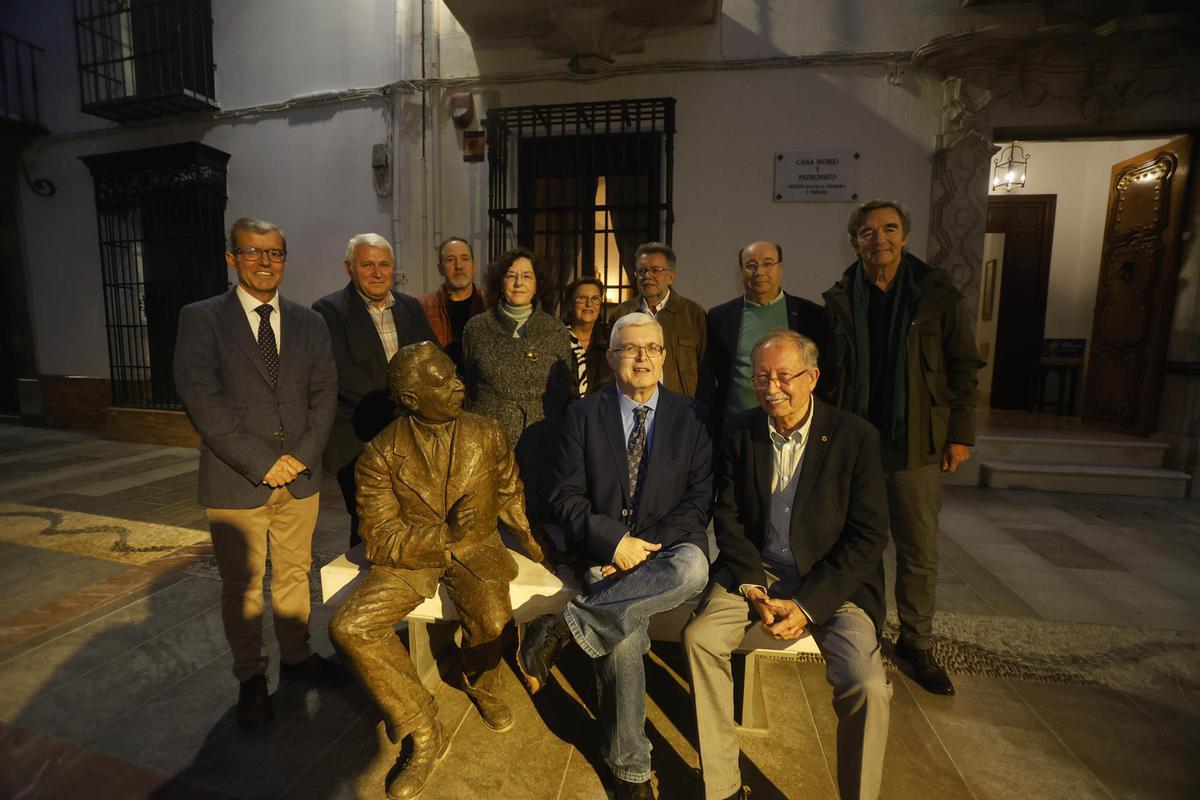 El grupo de Priego junto a la estatua de Niceto Alcala- Zamora. El conocido como Grupo de Priego