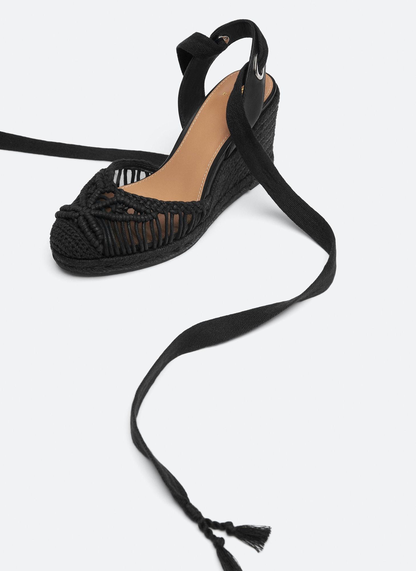 Alpargatas con cuña de color negro, de Uterqüe