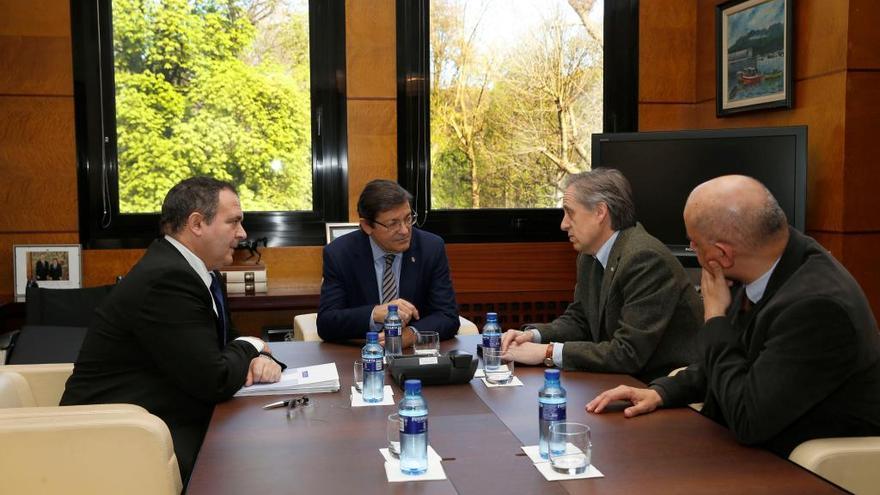 El consejero de Industria, Isaac Pola; Javier Fernández, José Manuel Arias y Nicolás de Abajo, durante su encuentro matinal.