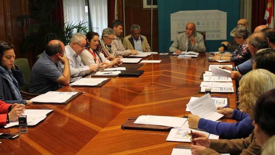 El subdelegado del Gobierno y los alcaldes del Consejo Comarcal de Toro, durante la comisión.