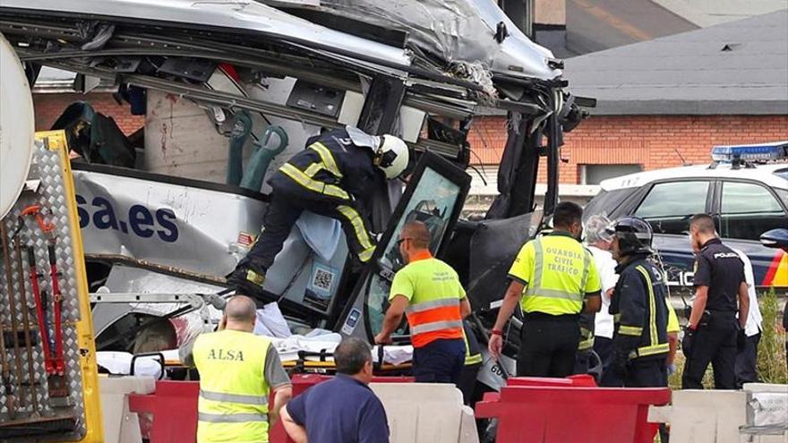 Cinco muertos al estrellarse un autobús contra un pilar en Avilés