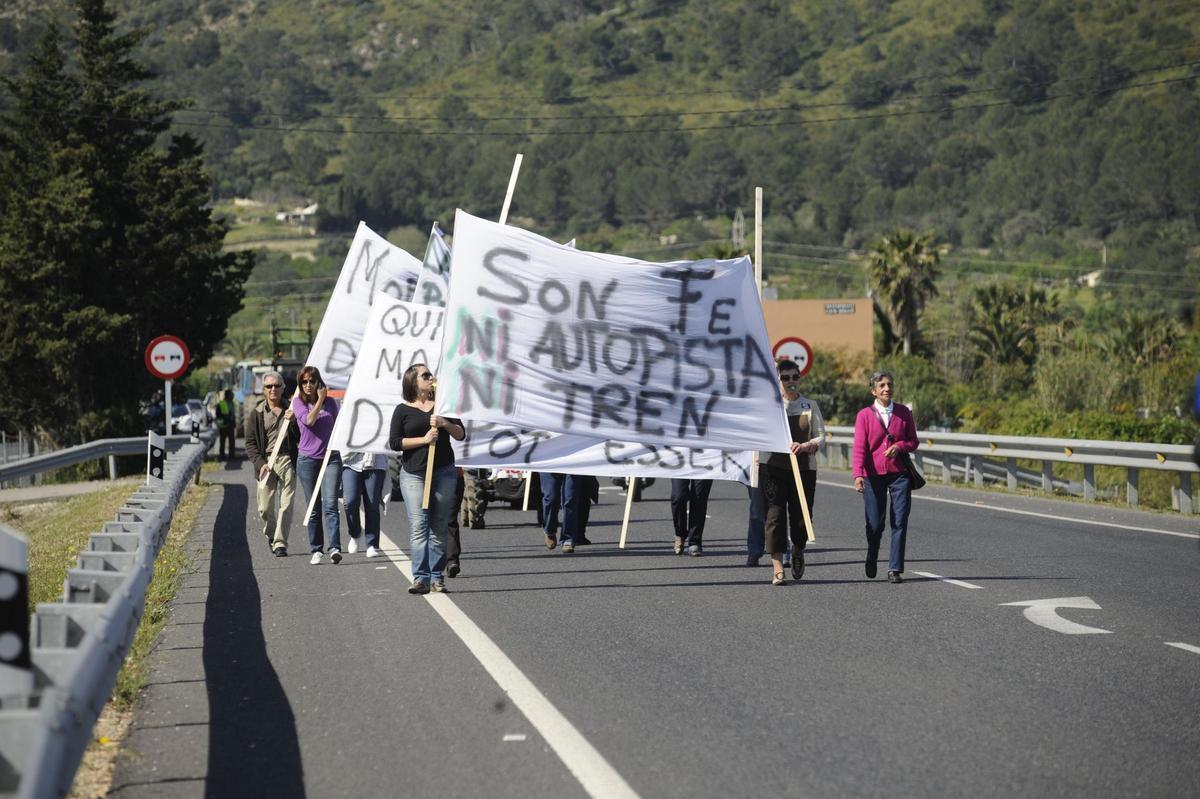 Manifestación contra la prolongación del tren por Son Fe, en el año 2009.