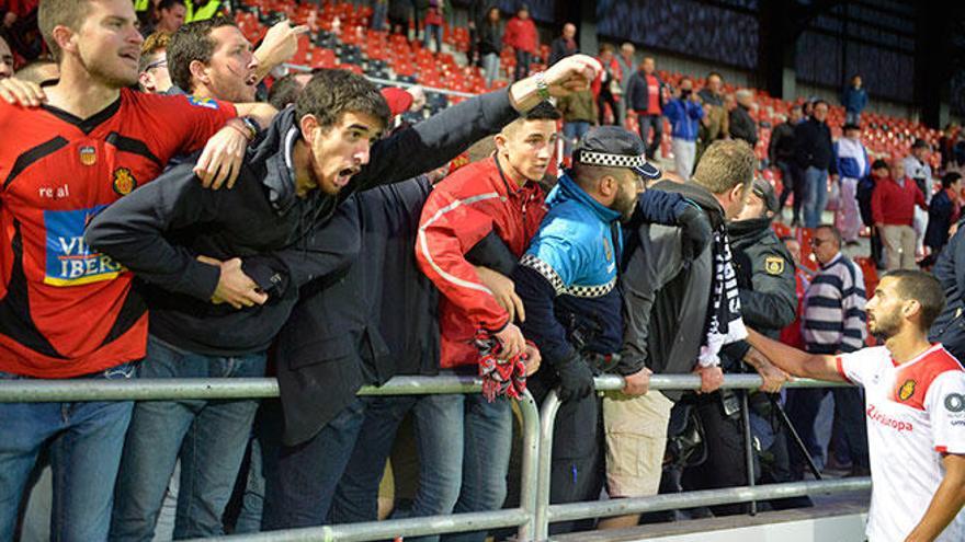 Las peñas rectifican y piden a la afición que &quot;exprese su descontento&quot; por el descenso ante el Getafe