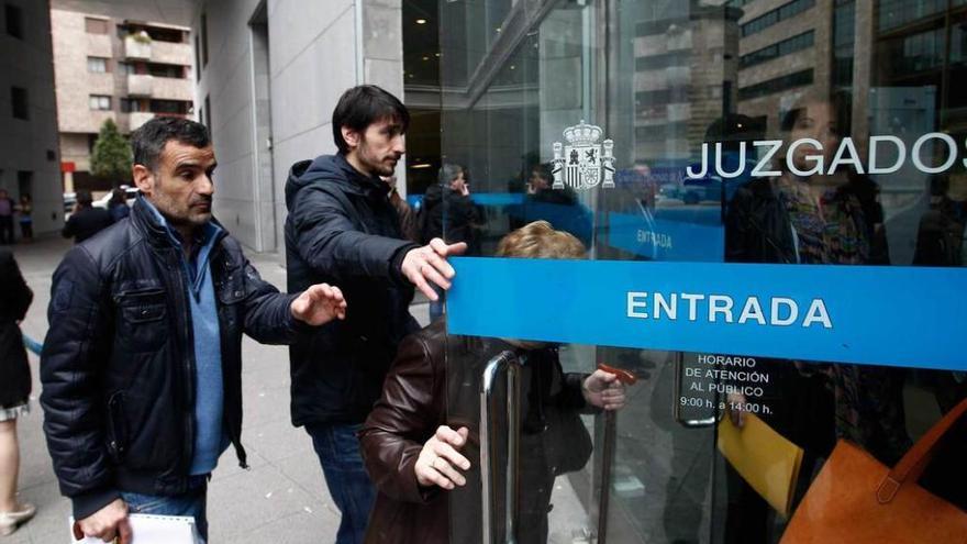 Miguel Ángel Ordóñez Lorenzana, bombero y miembro de CSI -a la izquierda-, y Juan Carlos Fernández, &quot;Cuni&quot;, ayer, a la puerta de los Juzgados de Comandante Caballero.