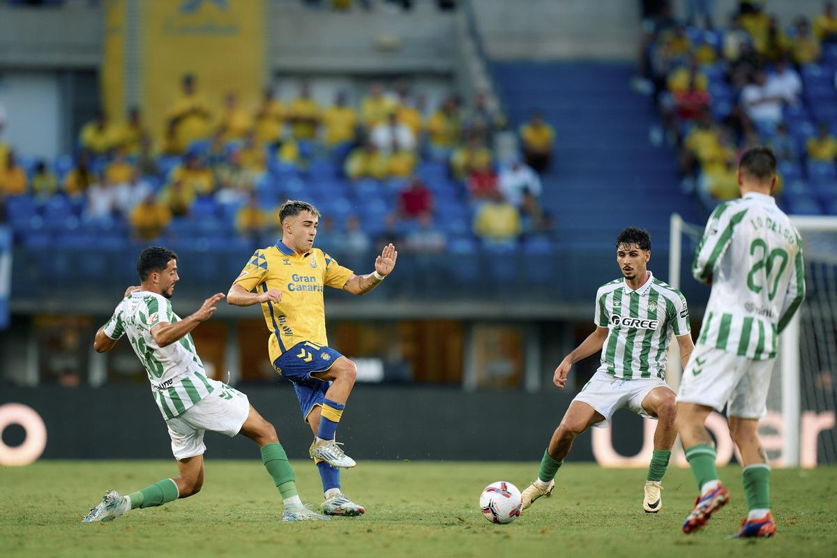 Alberto Moleiro de la UD Las Palmas en acción durante el partido de fútbol de la liga española, La Liga EA Sports, jugado entre la UD Las Palmas y el Real Betis en el Estadio Gran Canaria el 26 de septiembre de 2024, en Las Palmas de Gran Canaria, España.