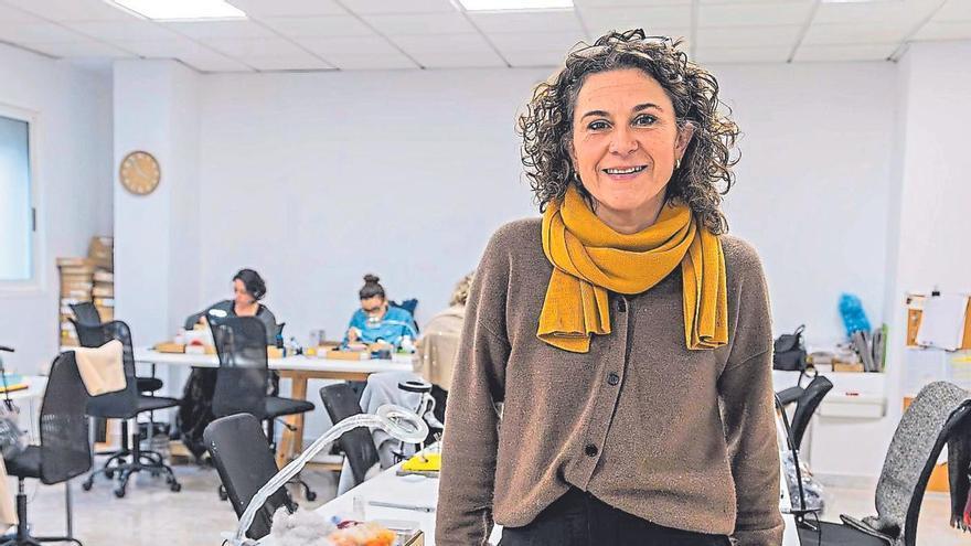 Sandra Vilas, artesá de Santiago: «Non compensa a fibra sintética, nin economicamente»