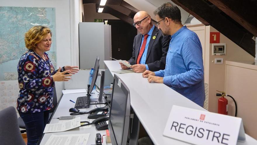 Ferran Roquer, entrant la instància al Registre del Govern.