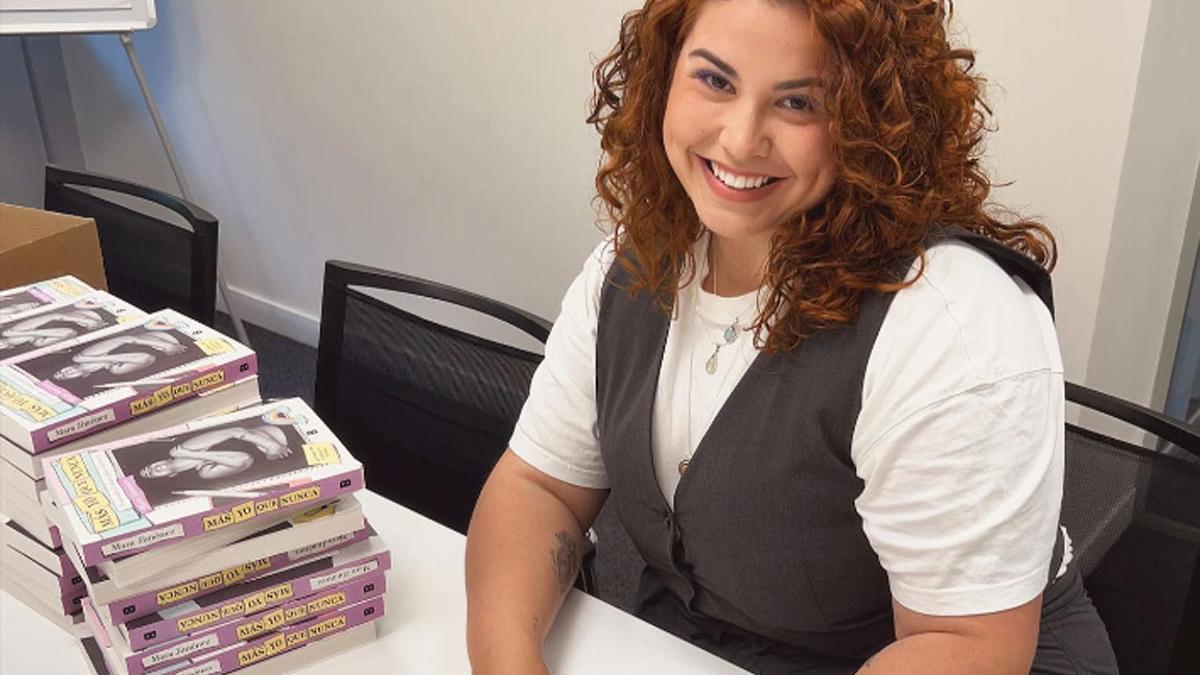 La influencer Mara Jiménez firmando libros
