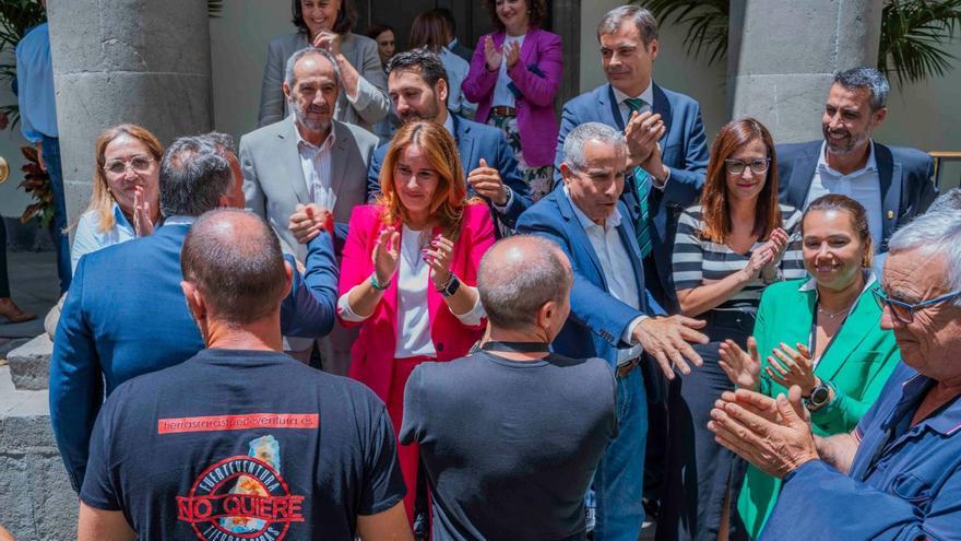 Diputados majoreros y vecinos celebrando el acuerdo del Parlamento de Canarias de rechazar las tierras raras, ayer. | | LP/DLP