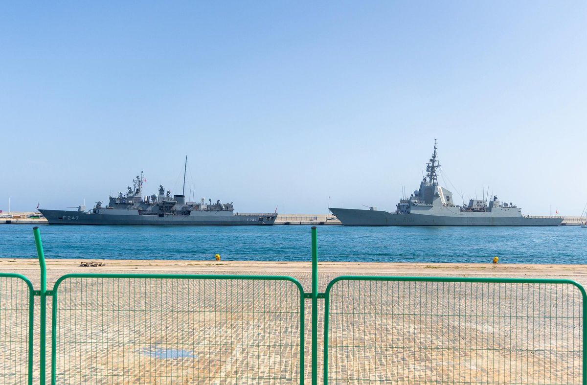 Dos de los buques atracados en Alicante.