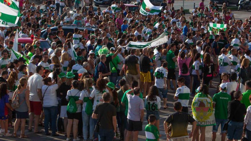 La afición del Elche atiende la llamada club