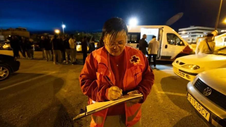 Silvina Carrillo, referente de las personas sin hogar en Cruz Roja, en la entrega de comida.