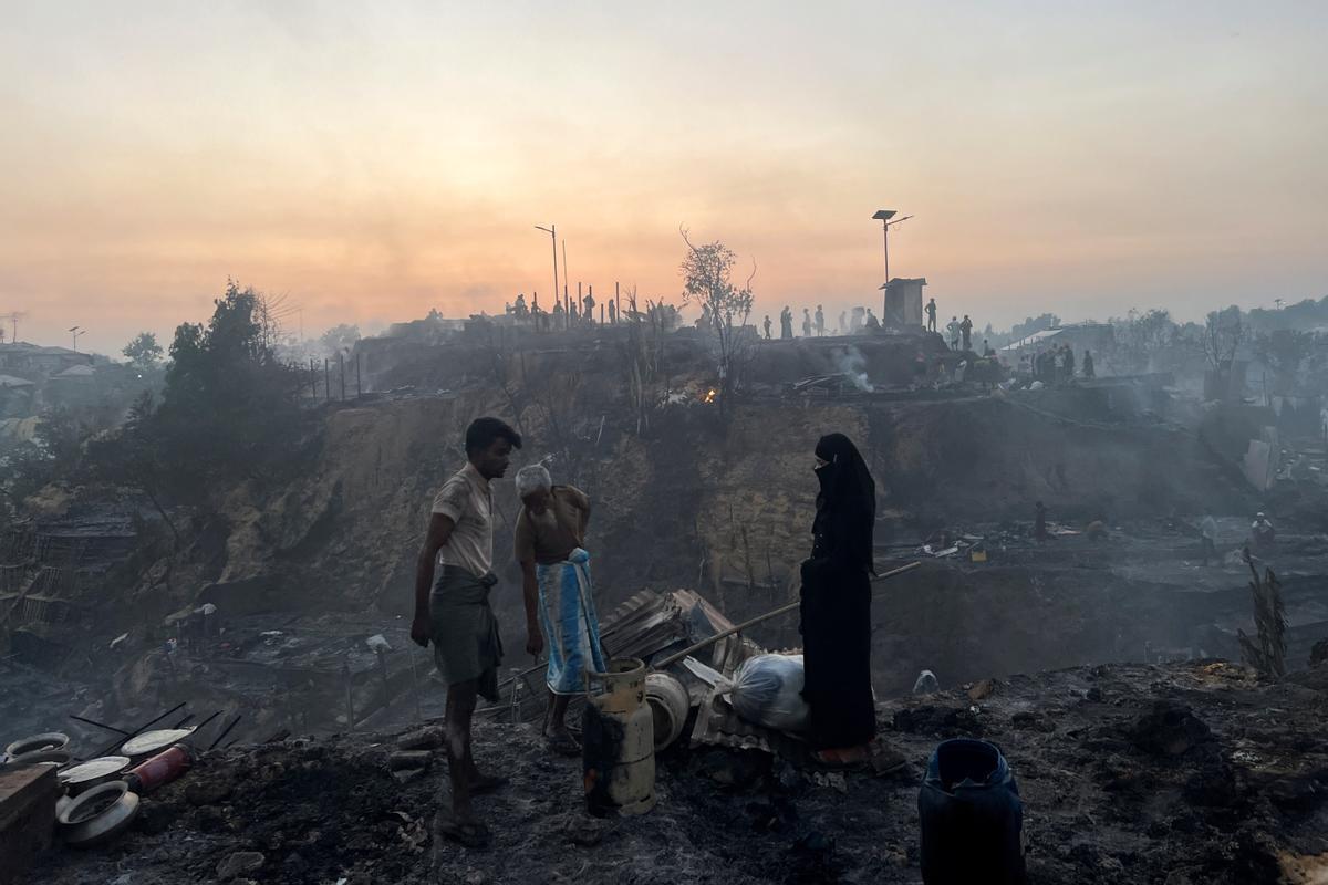 Un gran incendio en un campo de refugiados rohingya en el sureste de Bangladesh el domingo quemó 2.000 refugios, dejando a unas 12.000 personas sin hogar