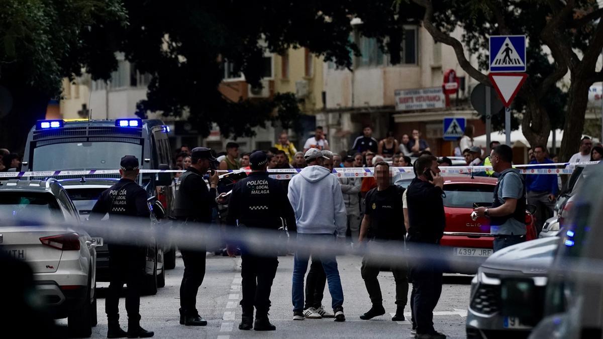 Despliegue policial en la calle Gaucín, en la Carretera de Cádiz, tras el tiroteo