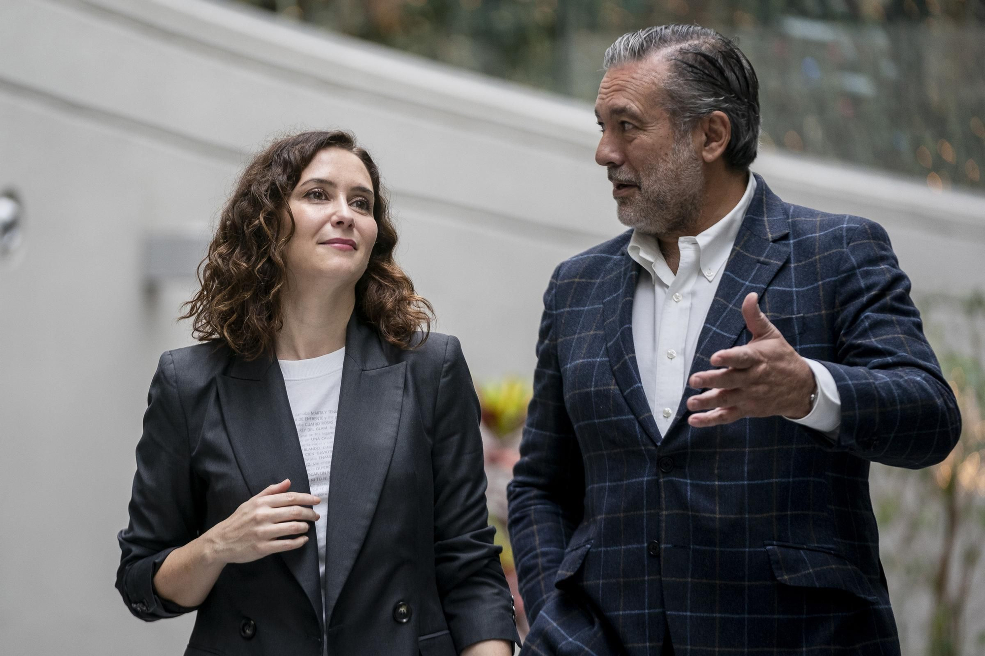 Enrique López, con Isabel Díaz Ayuso, presidenta de la Comunidad de Madrid. EUROPA PRESS