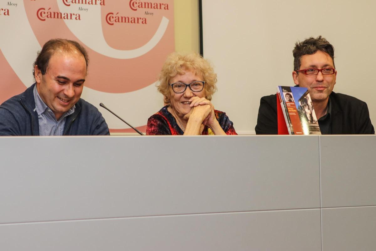 Isabel-Clara Simó en Alcoy en diciembre de 2018, acompañada de los escritores Francesc Gisbert y Carles Cortés.