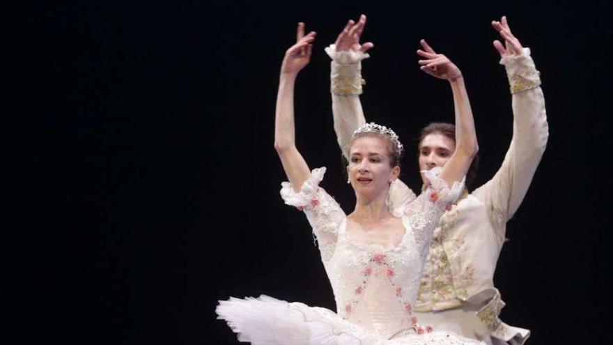 Myriam Ould-Braham y Giorgio Fourés, durante &quot;La bella durmiente&quot;, anoche en el Campoamor.