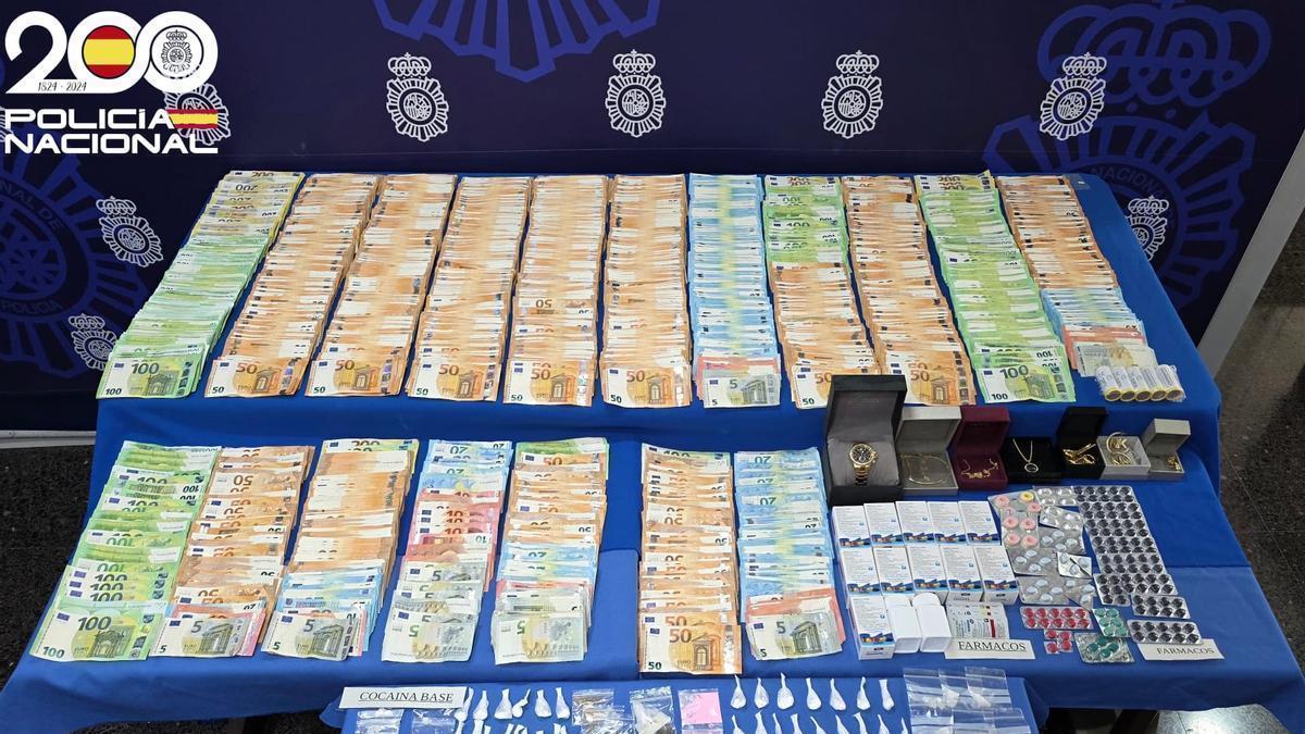 Drogas y dinero incautados en la operación.